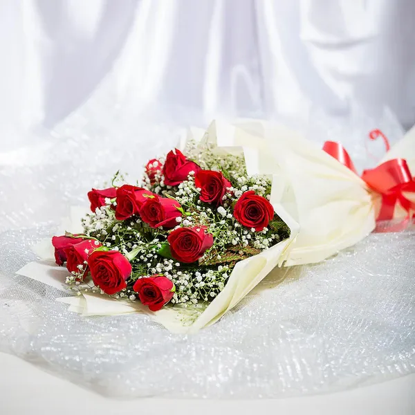 lovely 12 red roses bouquet lovely 12 red roses bouquet